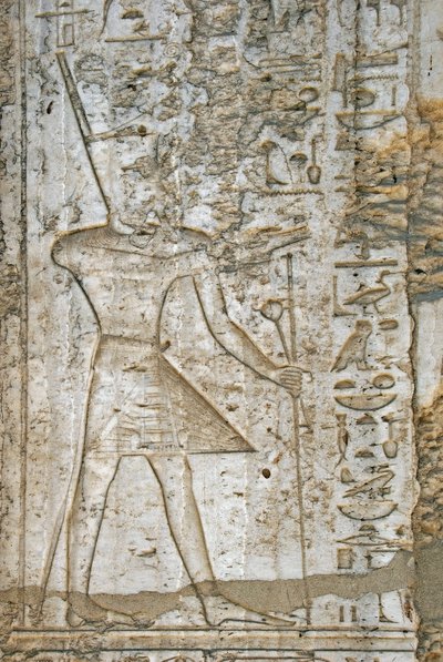 Ægyptisk oldtid: detalje af reliefferne af albasterkapellet af farao Thutmosis IV (1419-1387 f.Kr.), der repræsenterer ham, der bærer magtens symboler. Karnak Temple Friluftsmuseum Egypten af Egyptian 18th Dynasty
