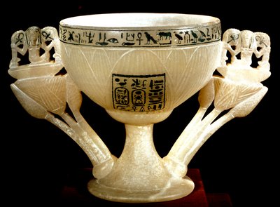 Ægyptisk antikvitet: bæger af udødelige af velgørerne fra Theben. Lotusformet albasterkalk. Fra skattemesteren af Tutankhamon (hele Ankh-amun eller Tutankhamon) (1345-1327 f.Kr.) 18. dynasti. fundet i Kongernes Dal, Theben. 1342 f.Kr. Cairo, Egyptisk af Egyptian 18th Dynasty