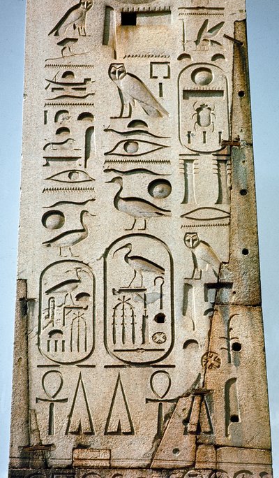 Egyptisk antikvitet: detalje af Lateranense-obelisken dækket med hieroglyffer fra Amons tempel i Theben. 15. århundrede f.Kr. Johannespladsen, Rom af Egyptian 18th Dynasty