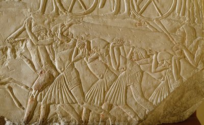Egyptisk antikvitet: slaver, der bærer en obelsk under de store værker i det faraoniske Egypten. Detalje af et relief fra graven af en højtstående embedsmand fra det sene 18. dynasti. 1570-1320 f.Kr. Bologna, Civico Museo Archeologico af Egyptian 18th Dynasty