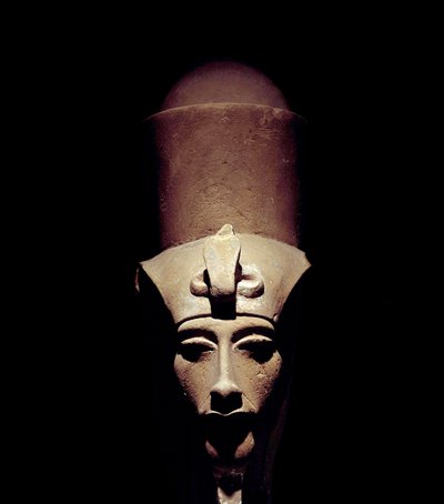 Egyptisk antikvitet: statue af Amenhotep IV (Amenophis IV eller Akhenaton) med dobbelt krone. 1301 f.Kr. 18. dynasti. Detalje af skulpturen. Fra Amon Ra-templet i Theben. Luksor (Luxor eller eller Luqsor). Luxor Museum. Egypten af Egyptian 18th Dynasty