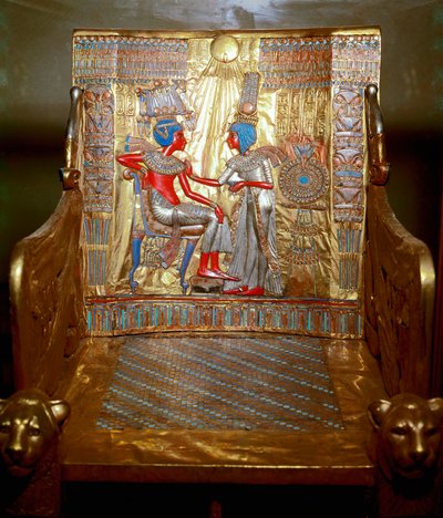 Egyptisk antikviteter: en trone i gyldent træ, malet af Tutankhamon, som er en del af Faraos Tresor. Repræsentation af dronning Ankhesenpaaton (Ankhesenpaamon, Ankhesenamon), der med olie masserer sin bror og hustru Tutankhamons skulder under den af Egyptian 18th Dynasty