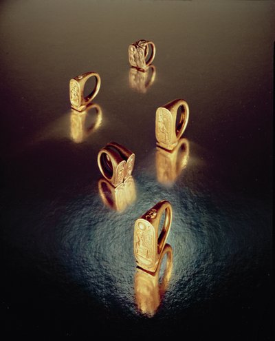 Fem ringe, fra Tutankhamons grav, New Kingdom (guld) af Egyptian 18th Dynasty