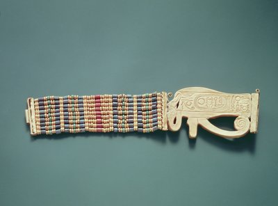 Fleksibelt perlearmbånd, fra Tutankhamons grav, New Kingdom (guld og karneol med guld, fajance og glasperler) (se også 391012-13) af Egyptian 18th Dynasty