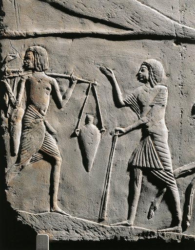 Livet i en militærlejr: vandbærer modtager ordrer fra en officer, relief fra Horemhebs grav i Saqqara. Detalje. af Egyptian 18th Dynasty