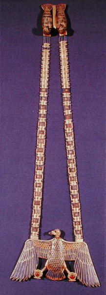 Halskæde med grib vedhæng, fra Tutankhamons grav (ca. 1370-1352 f.Kr.) New Kingdom (guld belagt med lapis lazuli og cornelian) (se også 227982) af Egyptian 18th Dynasty