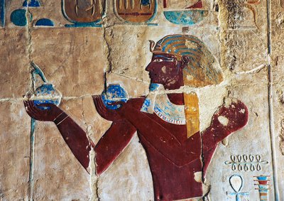 Malet relief af Thutmose, der tilbyder vin til Sokaris, Hatshepsuts gravtempel, Deir el-Bahari, Luxor, Theben (Unescos verdensarvsliste) af Egyptian 18th Dynasty