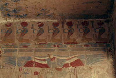 Bemalet væg med solskive, uræus og grib fra Øvre Egypten, Hatshepsuts gravtempel, Deir el-Bahari, den thebanske nekropolis (UNESCO