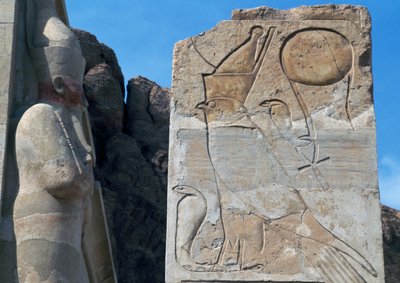 Søjle med basrelief af Horus og dobbeltkrone hvilende på uraeus, symbol på kongemagt, Hatshepsuts gravtempel, Deir el-Bahari, Luxor, Theben (Unescos verdensarvsliste) af Egyptian 18th Dynasty