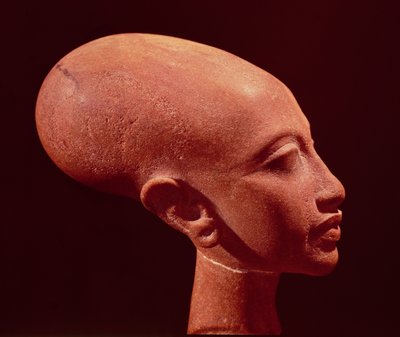 Portrætbuste af en datter af kong Akhenaten (1353-1337 f.Kr.) ca. 1375 f.Kr. (se også 97985) af Egyptian 18th Dynasty