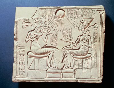Relief af kong Amenhotep IV (Akhenaten), hans kone Nefertiti og deres børn under solguden Atons stråler, relief fra Tall al-Amarnah, New Kingdom, Dynasti XVIII af Egyptian 18th Dynasty