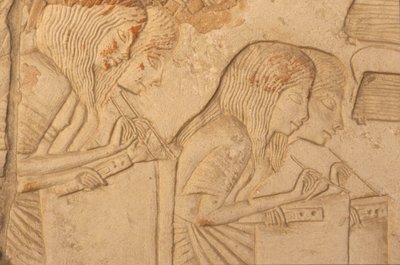 Relief af skriftlærde på arbejde, fra Horemhebs grav (ca. 1323-1295 f.Kr.) New Kingdom (vægmaleri) (detaljer fra 218338) af Egyptian 18th Dynasty