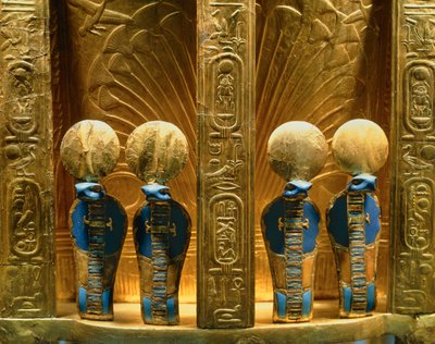 Bagsiden af farao Tutankhamons trone med fire gyldne uraeus-kobrafigurer (guld med lapis lazuli). af Egyptian 18th Dynasty