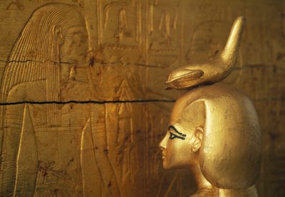 Statue af Selkis eller Serket, der beskytter kisten med kanopekrukker, Tutankhamons skatkammer af Egyptian 18th Dynasty