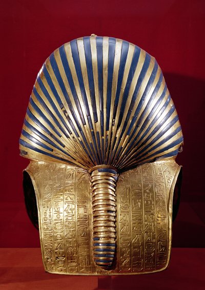 Bagsiden af guldmasken, fra Tutankhamons skat (ca. 1370-1352 f.Kr.) New Kingdom, ca. 1340 f.Kr. (guld indlagt med halvædelsten) af Egyptian 18th Dynasty