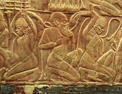 Egyptens fjender besejret og gjort til slaver, detalje fra indersiden af en af de statsvogne, der blev fundet i Tutankhamons grav (ca. 1370-52 f.Kr.) Ny Rige, ca. 1340 f.Kr (stukbeklædt træ dækket med guld) af Egyptian 18th Dynasty