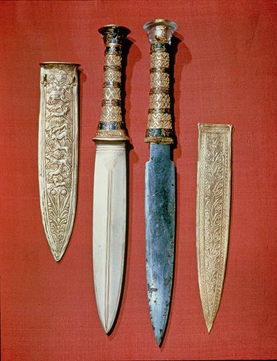 Kongernes to dolke, fra Tutankhamons grav (ca. 1370-52 f.Kr.) New Kingdom (guld og jern) af Egyptian 18th Dynasty