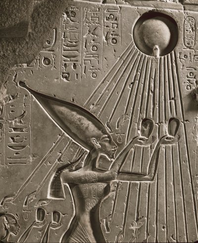 Den kongelige familie under Amenophis IV Akhnaton ofrer til Aton, sungoden (relief) af Egyptian 18th Dynasty