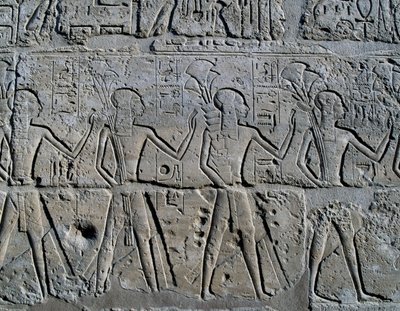 Figurer, der symboliserer minedistrikter, der bringer deres hyldest til gud, relief, Ramesses II Courtyard, Amun-templet (Unescos verdensarvsliste) af Egyptian 19th Dynasty
