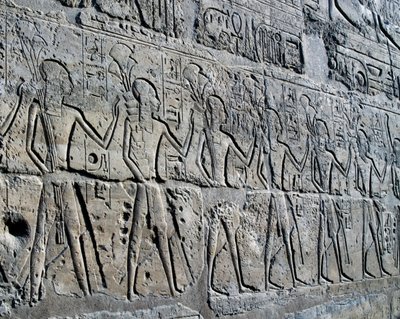 Figurer, der symboliserer minedistrikter, der bringer deres hyldest til gud, relief, Ramesses II Courtyard, Amun-templet (Unescos verdensarvsliste) af Egyptian 19th Dynasty