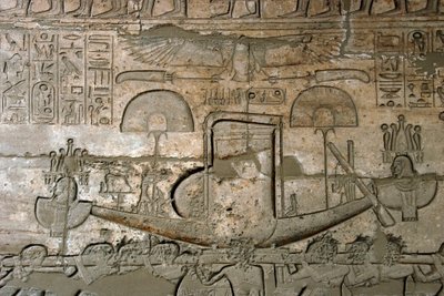 Egyptisk oldtid: udsigt over reliefferne, der repræsenterer processionen af den hellige båd, mindetemplet dedikeret til farao Ramses II (1279-1213 f.Kr.), Ramasseum-stedet (Ramesseum) i Luxor, Egypten. af Egyptian 19th Dynasty