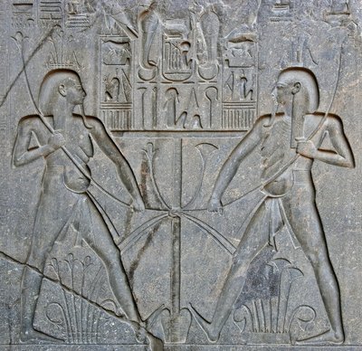 Ægyptisk antikvitet: detalje af soklen på statuen af farao Ramses II (1292-1186 f.Kr.), der forestiller foreningen af Øvre og Nedre Egypten. Templet i Luxor. Østbredden (Theben), Egypten af Egyptian 19th Dynasty