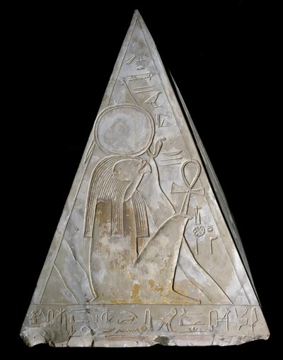 Ægyptisk antikvitet: pyramidespidsen af Ramoses kapel dekoree af repræsentationen af Re-Atum (Re Atum eller Ra-Atum eller Ra Atum eller Re Toum) guddom af den nedgående sol. 19. dynasti ((1295-1190 f.Kr.) Deir el Medineh Dim. h. 70 cm Turin Egyptisk museum af Egyptian 19th Dynasty