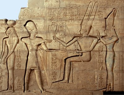 Egyptisk antikvitet: relief forestillende farao Ramses II foran to af guderne fra den thebanske triade, Amon og Mut; Begravelsestempel dedikeret til farao Ramses II (1279-1213 f.Kr.), stedet for Ramasseum (Ramesseum) i Luxor, Egypten. af Egyptian 19th Dynasty