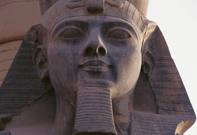 Ansigt af statue af Ramses II siddende, Theban Necropolis (UNESCOs verdensarvsliste) af Egyptian 19th Dynasty