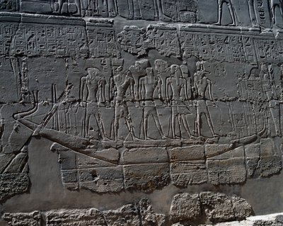 Begravelsesbåd, detalje fra scener med ofringer til guderne, relief, indvendige vægge i den store hypostylehal, Karnak-tempelkomplekset (Unescos verdensarvsliste) af Egyptian 19th Dynasty
