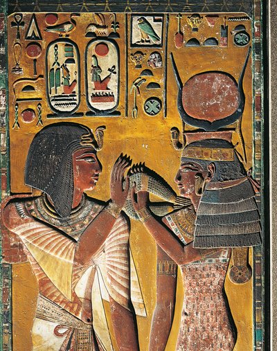 Gudinden Hathor tilbyder sin halskæde til faraoen (lavt relief) af Egyptian 19th Dynasty