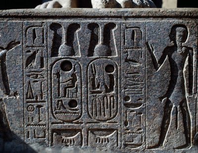 Hieroglyffer, detalje af hov på kolossalstatue af konge, Ramses II
