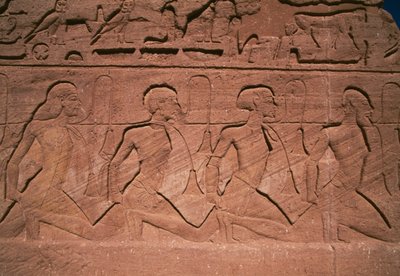 Prisoners of the North, basrelief ved foden af kæmperne i Ramesses II