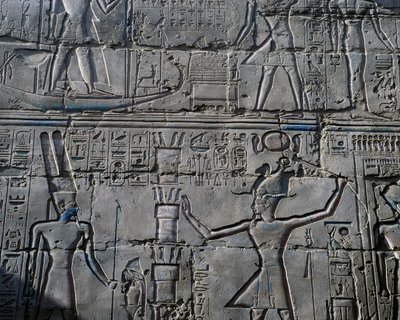 Dronning Hatshepsut foran guden Amun, detalje fra scener med ofringer til guder, relief, indvendige vægge i den store hypostylehal, Karnak-tempelkomplekset (Unescos verdensarvsliste) af Egyptian 19th Dynasty