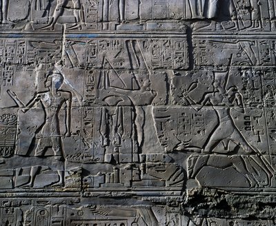 Dronning Hatshepsut foran guden Amun, detalje fra scener med ofringer til guderne, relief, indvendige vægge i den store hypostylehal, Karnak-tempelkomplekset (Unescos verdensarvsliste) af Egyptian 19th Dynasty