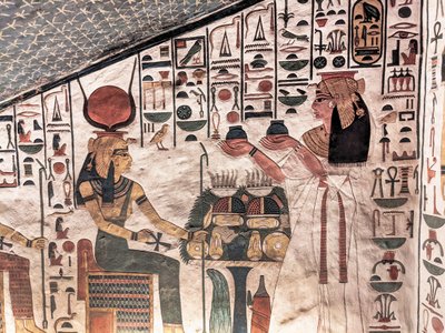 Dronning tilbyder rituelle vaser (vægmaleri) af Egyptian 19th Dynasty