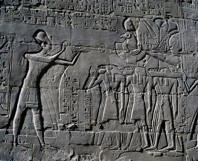 Ramses II ofrer foran den hellige båd, relief, indvendige vægge i den store hypostylehal, Karnak-tempelkomplekset (Unescos verdensarvsliste) af Egyptian 19th Dynasty