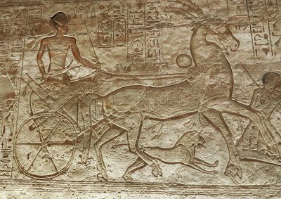 Ramses II på sin vogn, det store tempel i Abu Simbel (relief) af Egyptian 19th Dynasty