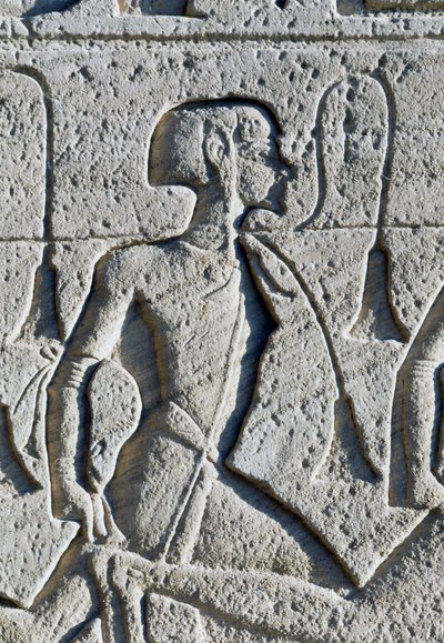 Relief, der forestiller en fange fra slaget ved Kadesh, detalje fra tronsoklen på facaden af Ramses II