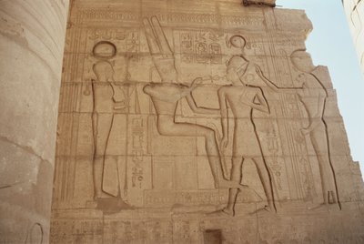 Relief, der viser gudinden Mut med løvindehovedet, der præsenterer Ramesses II for en tronende Amun, som giver ham en ankh, fra Great Hypostyle Hall, New Kingdom af Egyptian 19th Dynasty