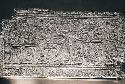 Relief af Ptahotep og Tauseret fra Saqqara, hvor parret modtager tilbud fra deres ældste søn Amenheb og andre børn. af Egyptian 19th Dynasty