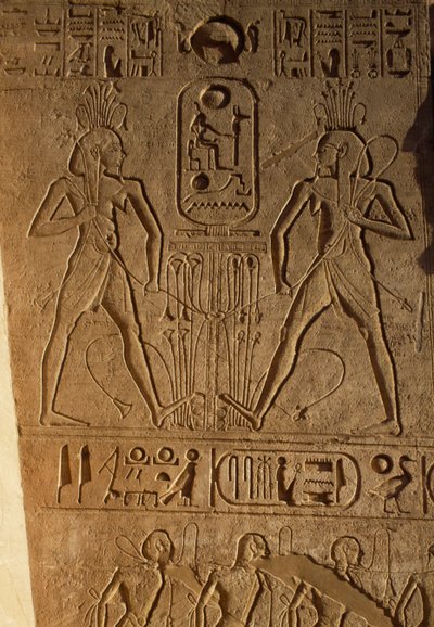 Union mellem Øvre og Nedre Egypten og faraoens kartouche, relief på tronsokkel, Ramses II