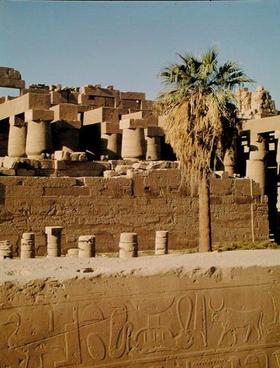 Muren af Ramses II og Tuthmosis-templet af Egyptian 19th Dynasty