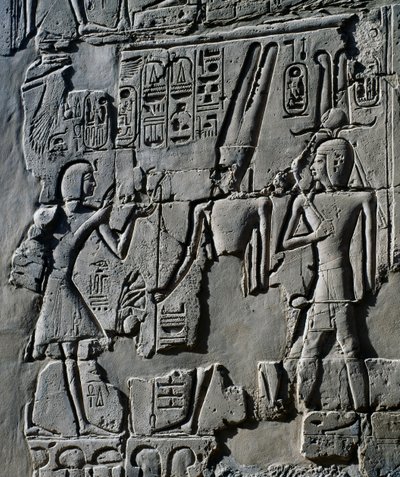 Den unge Ramses II foran guden Amon, detalje fra scener med ofringer til guderne, relief, indvendige vægge i den store hypostylehal, Karnak-tempelkomplekset (Unescos verdensarvsliste) af Egyptian 19th Dynasty