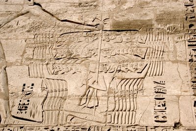 Ægyptisk antikvitet: detalje af reliefferne af den første pylon, der repræsenterer tilfangetagelsen af krigere, der tilhører havets folk, fjender af Ramses III. Ramses III
