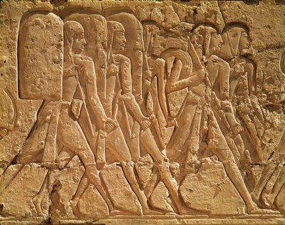 Relief, der viser tjenere, der bærer reb og våben, fra Ramses III