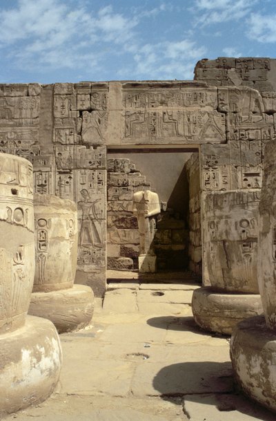 Statue af Ramses i et kapel, der fører fra Hypostyle Hall i Ramses III