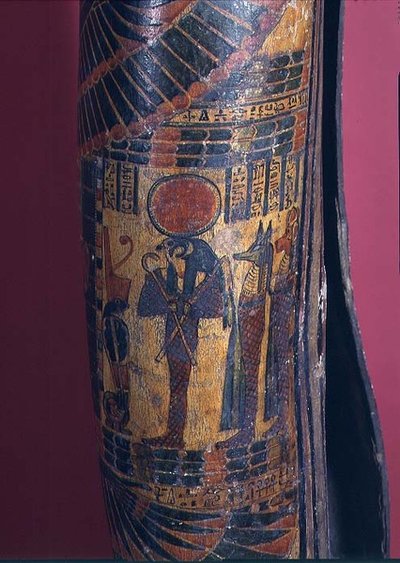Detalje af sarkofag, der viser Re-Harakhty med solskive, der holder kroge- og slagle-sceptre, to sønner af Horus stående bagved, tredje mellemperiode, 850-730 f.Kr. (polykrom gesso) (detaljer fra 83357) af Egyptian 22nd Dynasty