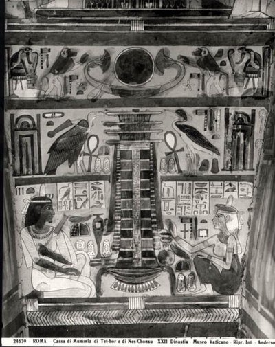 To afdøde figurer malet på siden af fadet til mumierne af Tet-Hov og Nes-Chonsu (sarkofag) (s/h foto) af Egyptian 22nd Dynasty