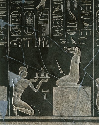 Dolerit-relief af Nectanebo I, konge, der tilbyder gave til krokodillehovedet dæmon, fra Heliopolis ved Atum-templet af Egyptian 30th Dynasty